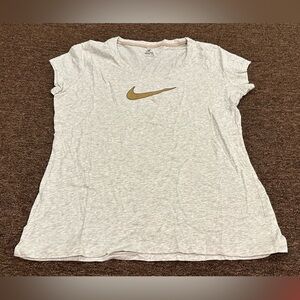EUC Nike Grey tee gold logo XL women's
Tee athletic top cute sexy Short sleeve